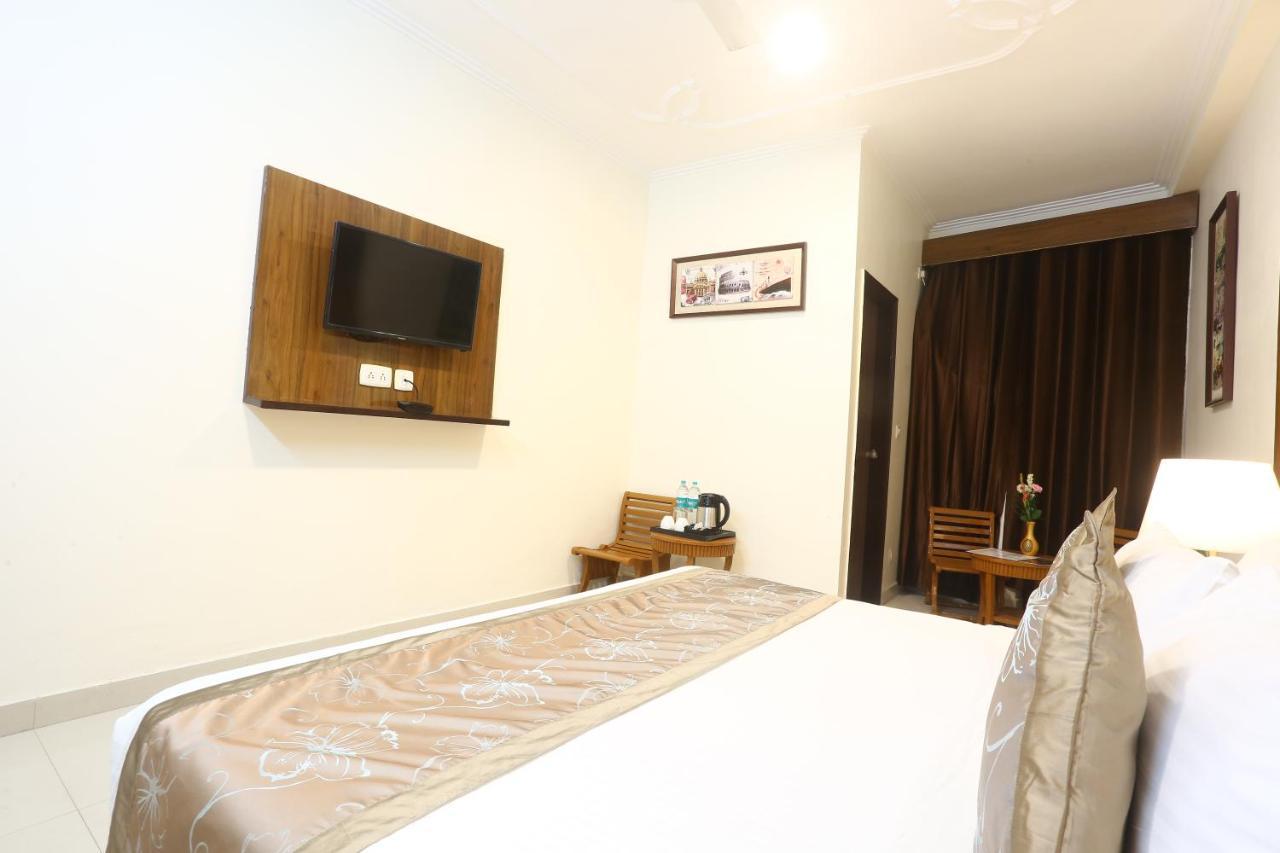 Hotel Earth Delhi  Exterior photo